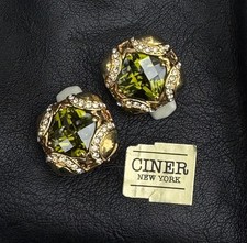 Vintage Ciner NOS Beautiful Green Crystal Gold Clip Earrings, Signed, Excellent picture