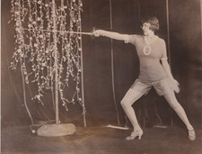 1925 Press Photo Leggy French Actress Mistinguett Practices Fencing for a Duel picture
