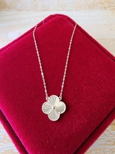 SALE 18K Solid Yellow Gold Flower Pendant/Necklace - Very Nice picture
