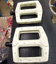 GT logo White Platform BMX Bike Pedals 9/16 (pair) picture